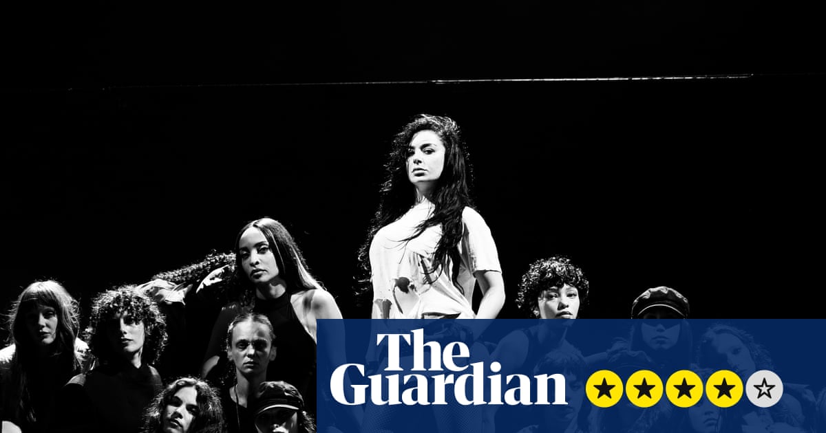 Charli XCX на Reading: претенциозно, немного — и невероятно целеустремлённо