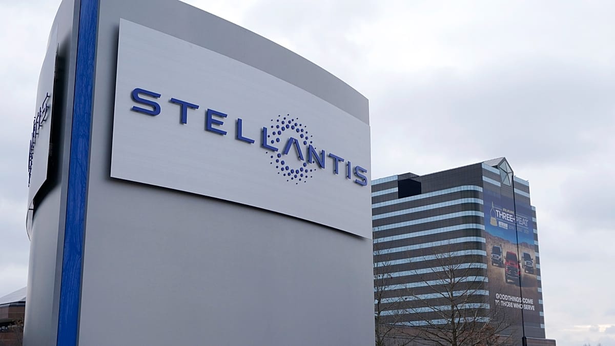 Stellantis отозвает почти 955 000 автомобилей из‑за сбоя программного обеспечения камер заднего вида